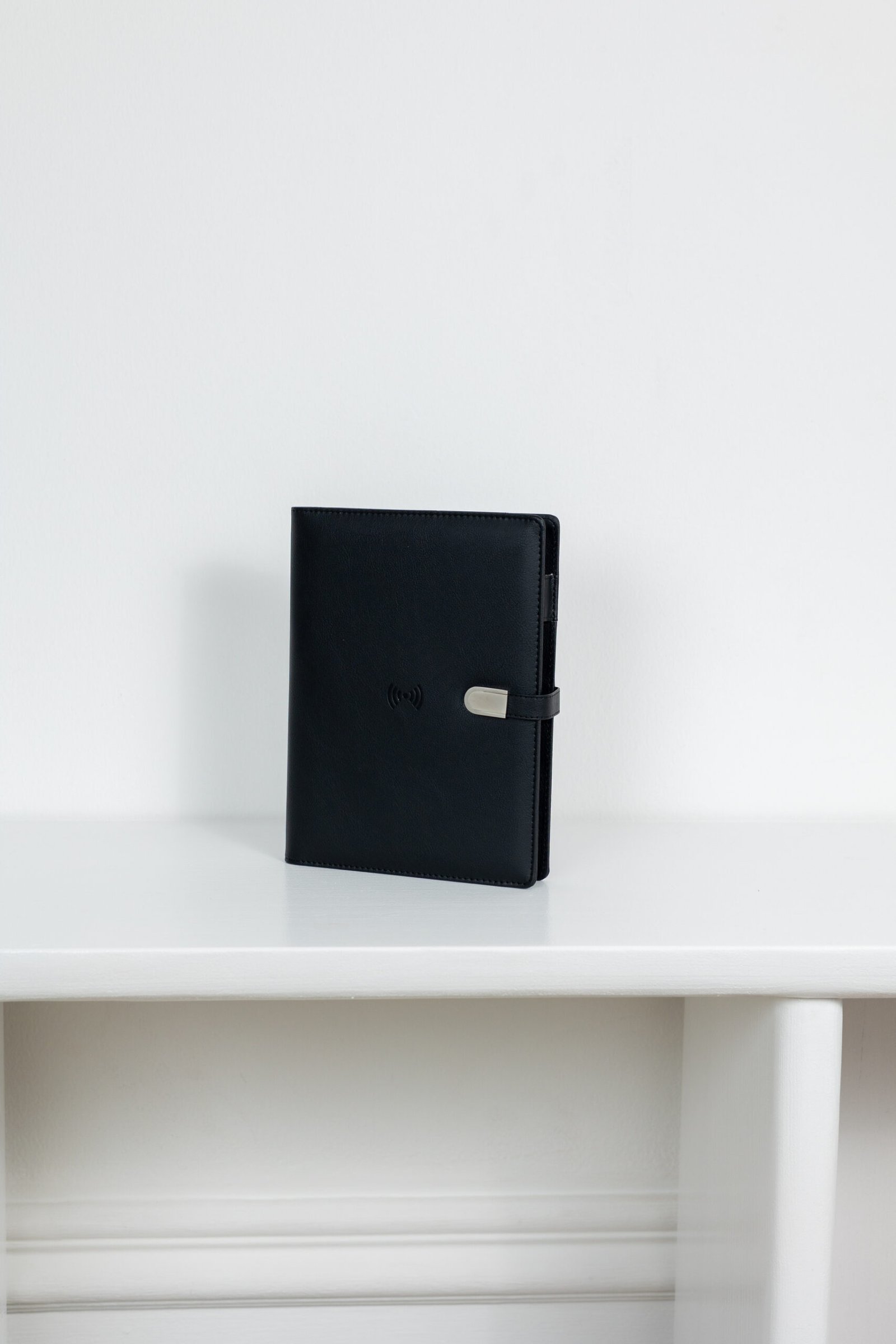 0f5a0291.jpg Smart блокнот London в чорному кольорі павербанк 8 000 mAh - Зображення 1