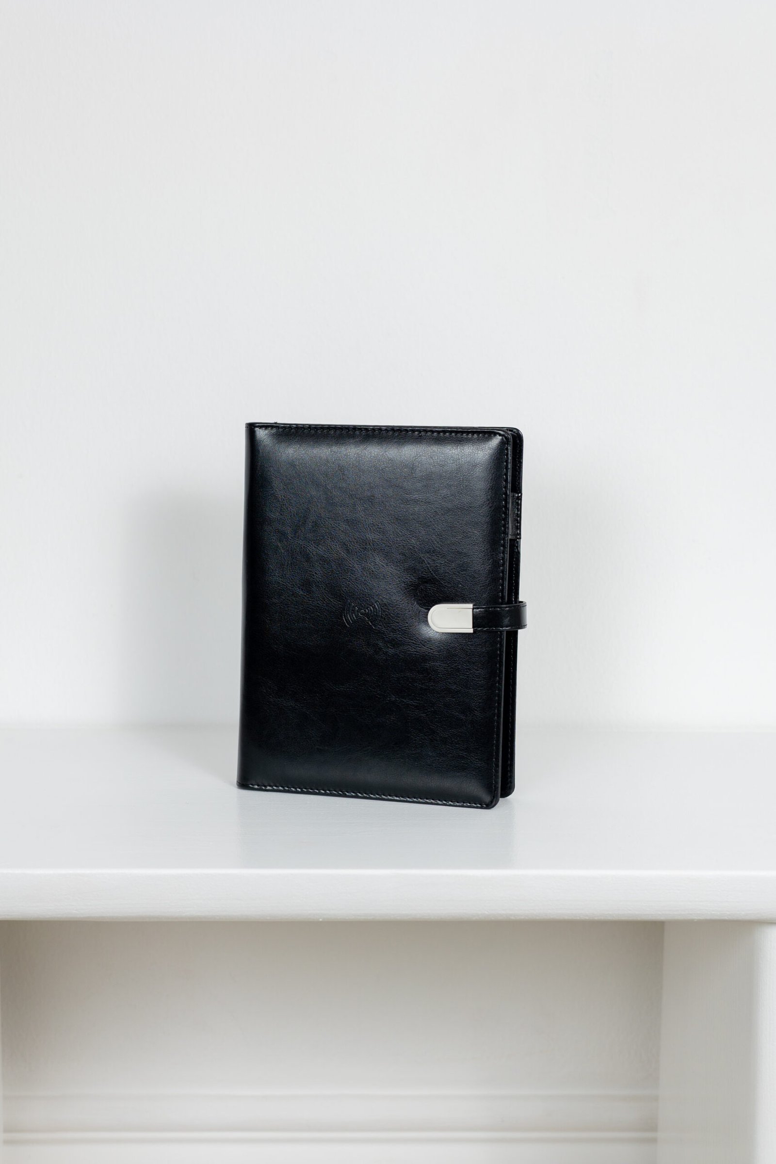 0f5a0383.jpg Smart блокнот з зарядкою Еко-шкіра глянець в чорному кольорі павербанк 10000 mAh - Зображення 1